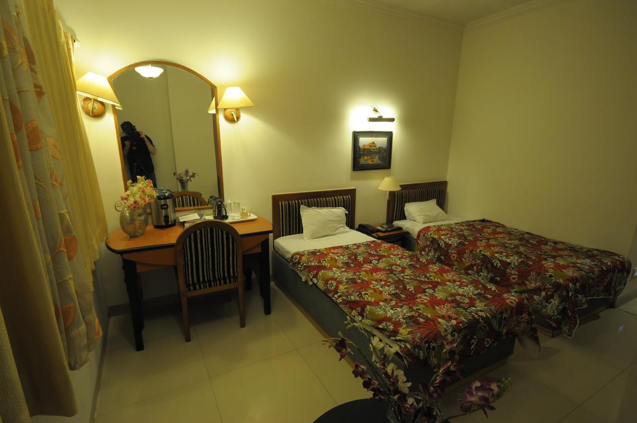 Hotel Grape City Насик Экстерьер фото