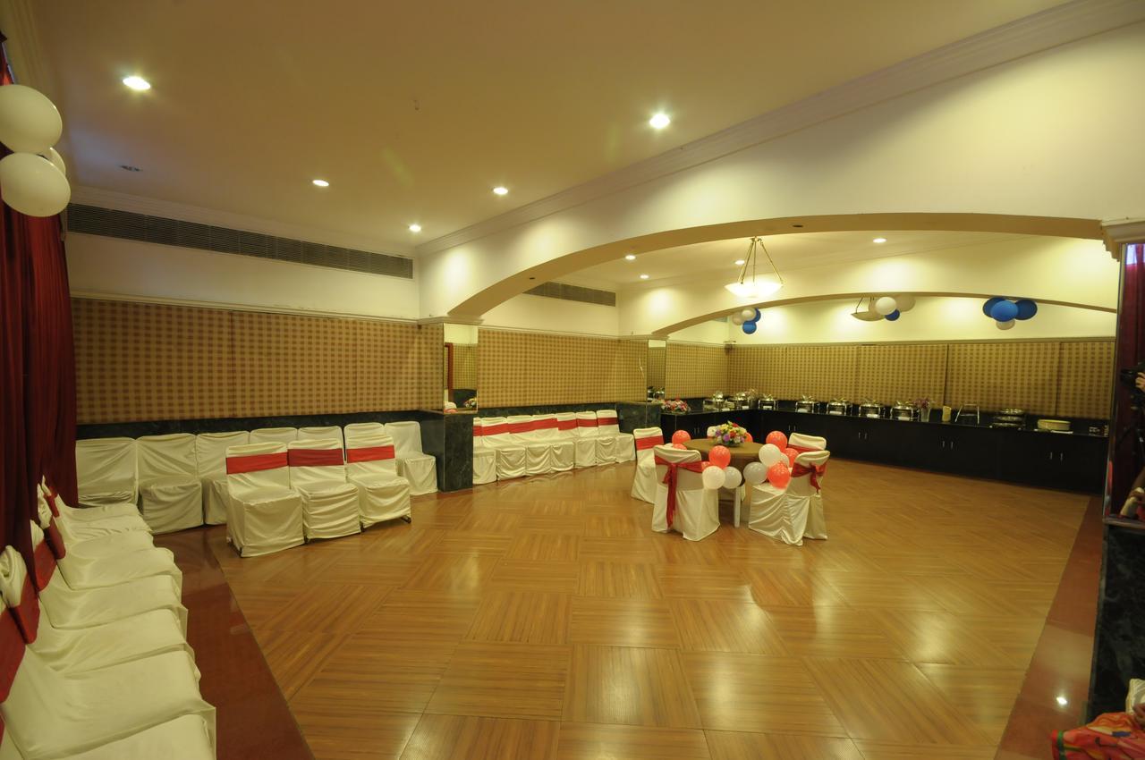 Hotel Grape City Насик Экстерьер фото