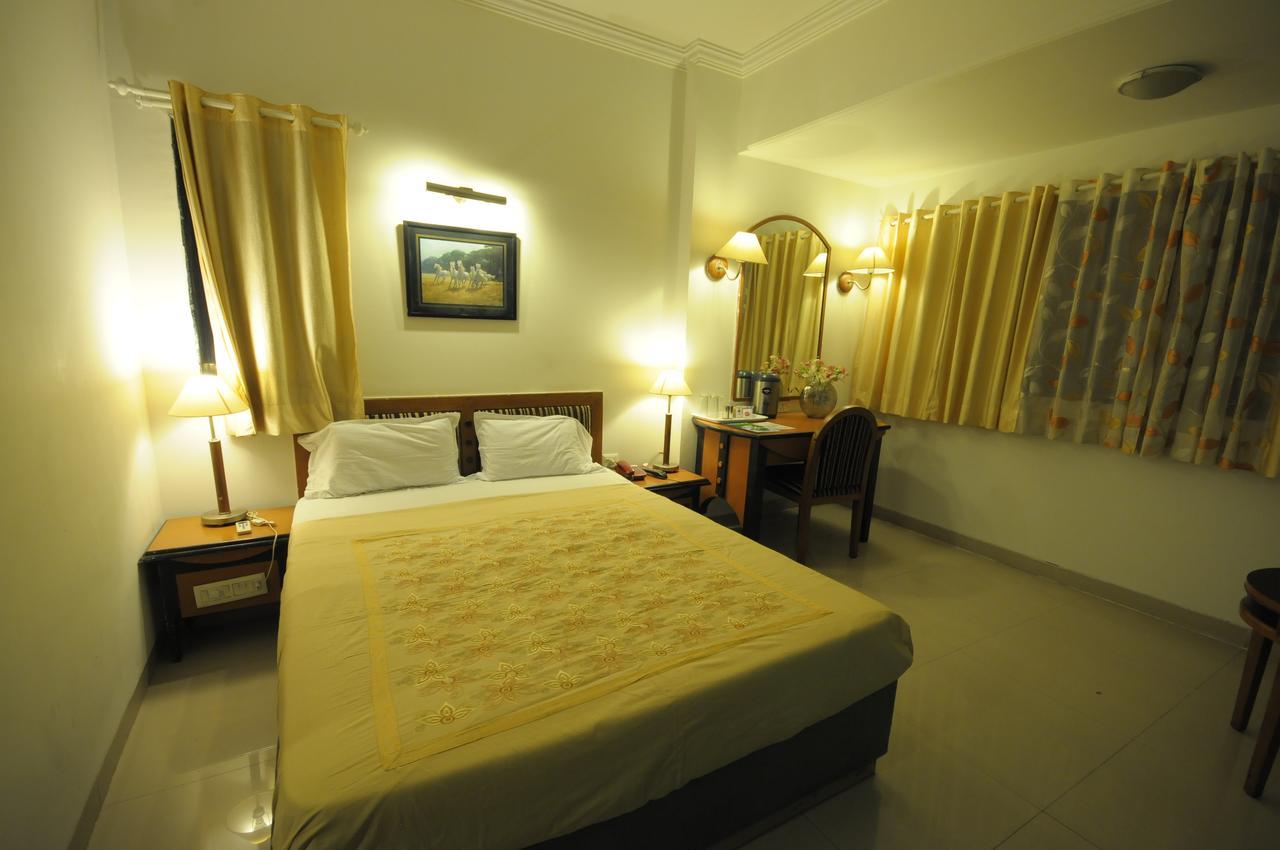 Hotel Grape City Насик Экстерьер фото